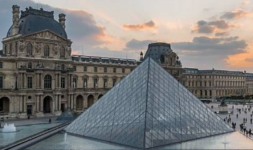 photo de la pyramide du musée du Louvre, vue de l’extérieur et de face