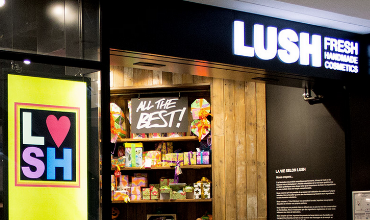 photo d’une des boutiques Lush, vue de l’extérieur et de face