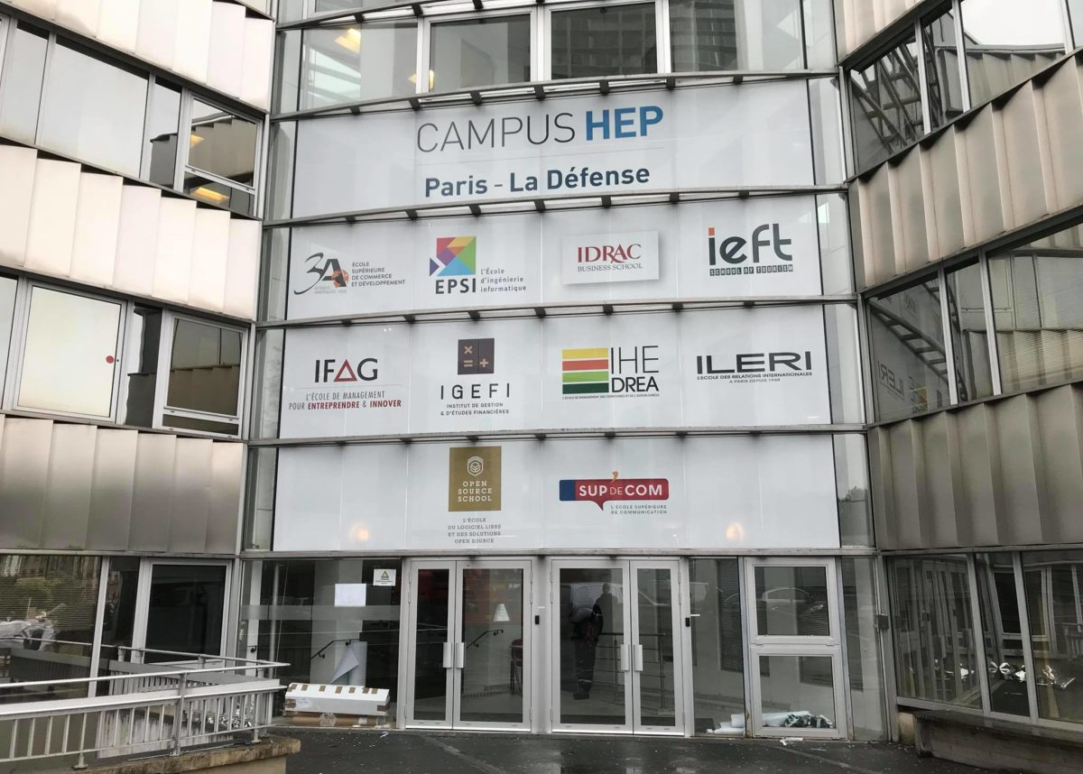 photo du bâtiment, vu de l’extérieur et de face, du campus de l’école Sup de Com du groupe IDRAC